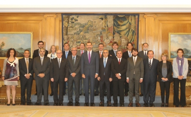 Fotografía de grupo de Don Felipe con el alcalde de Tarragona, Josep Félix Ballesteros Casanova y los miembros del Comité Organizador de los "Juegos d
